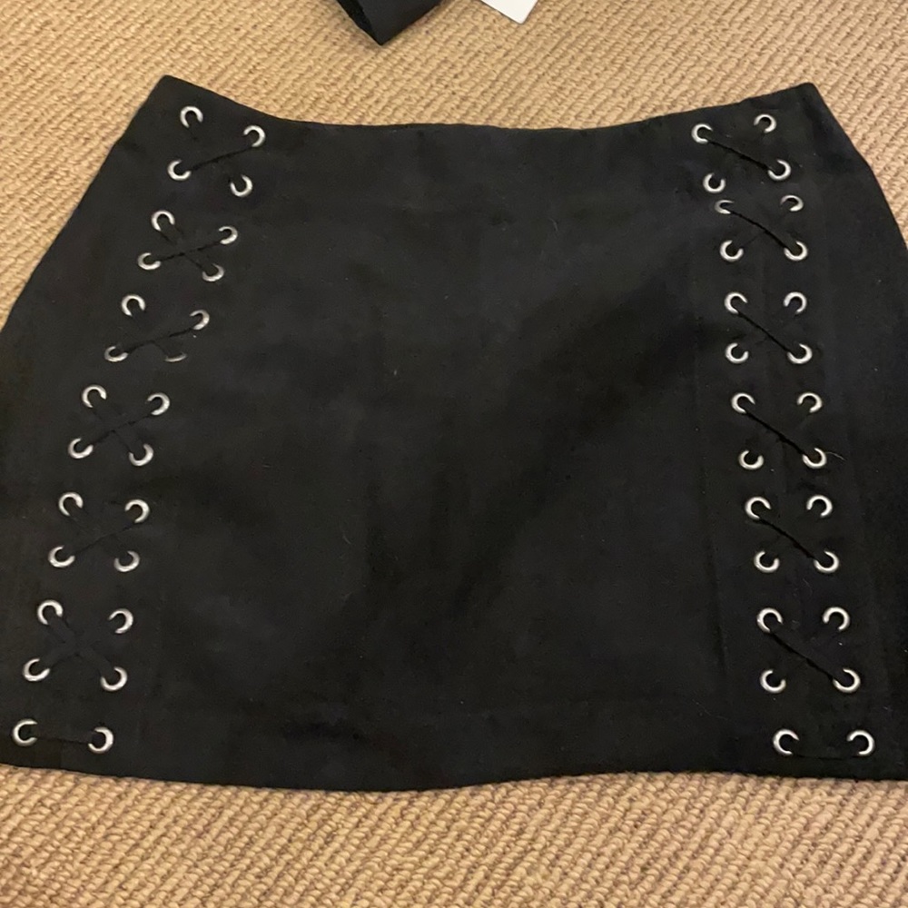 Divided grommet skirt